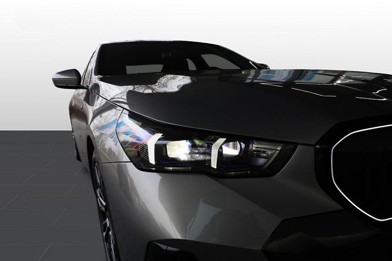 BMW Řada 5 540d xDrive Sedan - fotka 18 z 27