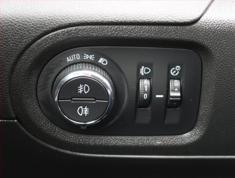 Opel Grandland X (2018) Innovation 1.2 Turbo - fotka 16 z 21