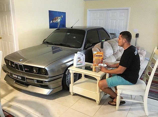 Majitel klasického BMW M3 má svoje auto tak rád, že jej ukryl před hurikánem Matthew k sobě domů.
