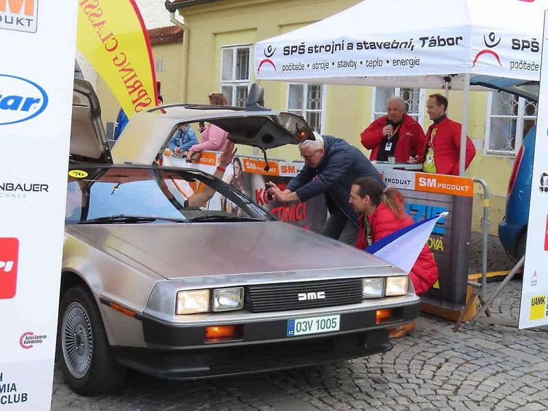 Michal a Jonáš Pavlíčkovi na startu. Rallye Spring Classic startovalo v sobotu 12. dubna dopoledne z jihočeského Tábora. Na trasu 231 kilometrů vyrazilo 100 posádek.