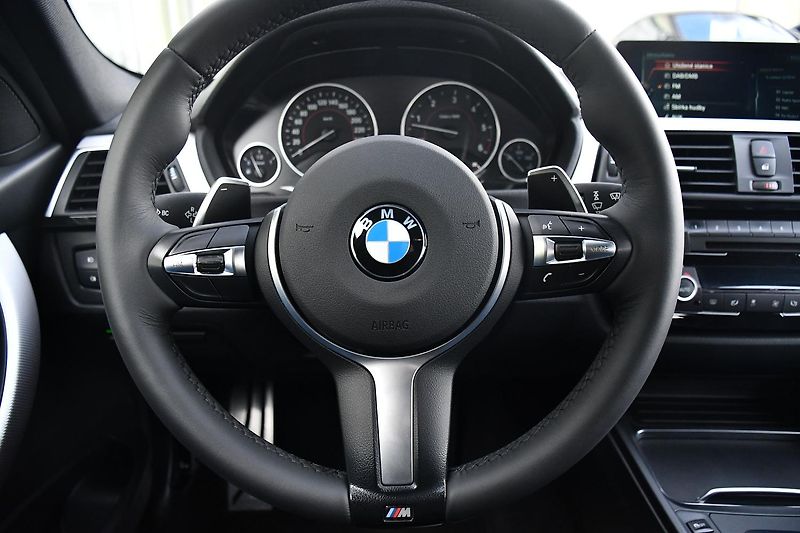 BMW Řada 3 330d xDrive MPaket SERV.KNÍŽKA - fotka 26 z 50