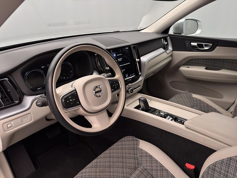 Volvo XC60 B4 AWD MOMENTUM PRO REZERVACE - fotka 21 z 43