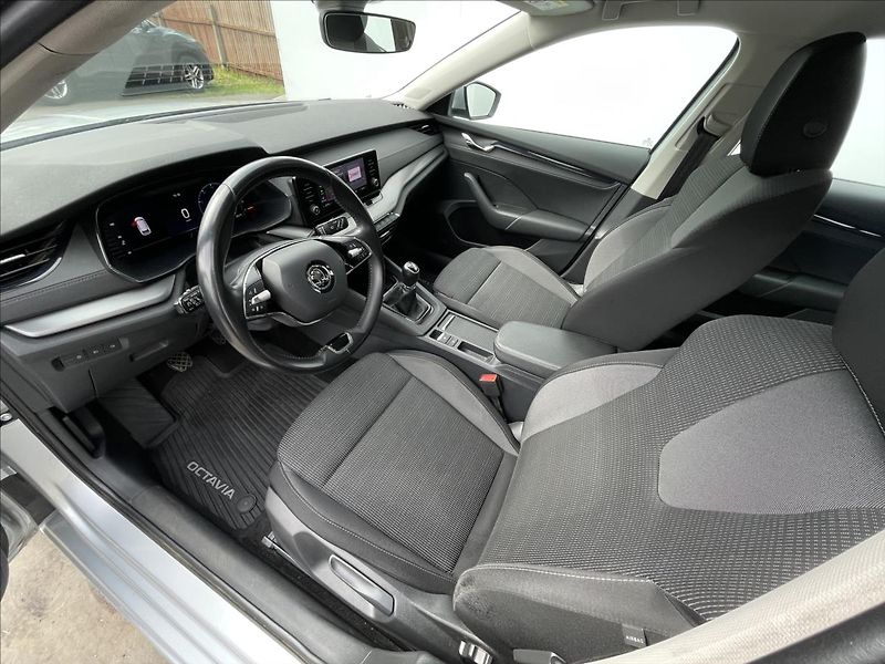 Škoda Octavia 2,0 TDI Combi Ambition Plus - fotka 5 z 22