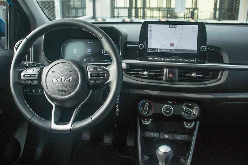 Obří a pohodlná, nebo malá a šikovná? Sorento a Pivanto představují opačné póly modelové řady Kia.