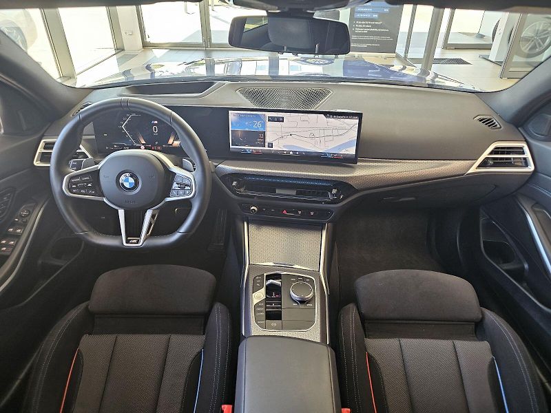 BMW Řada 3 320d xDrive M paket - fotka 20 z 34