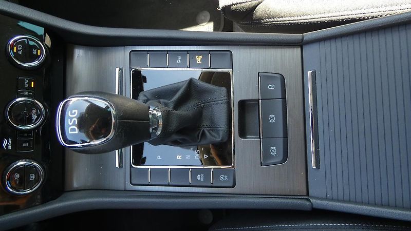 Škoda Superb 2,0 TDI DSG Style - fotka 18 z 26