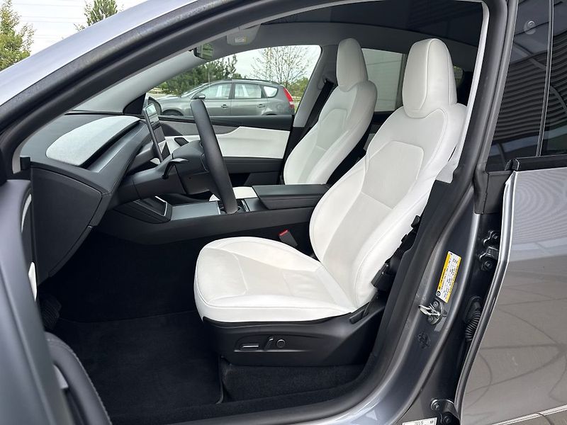 Tesla Model Y (2025) - fotka 28 z 76