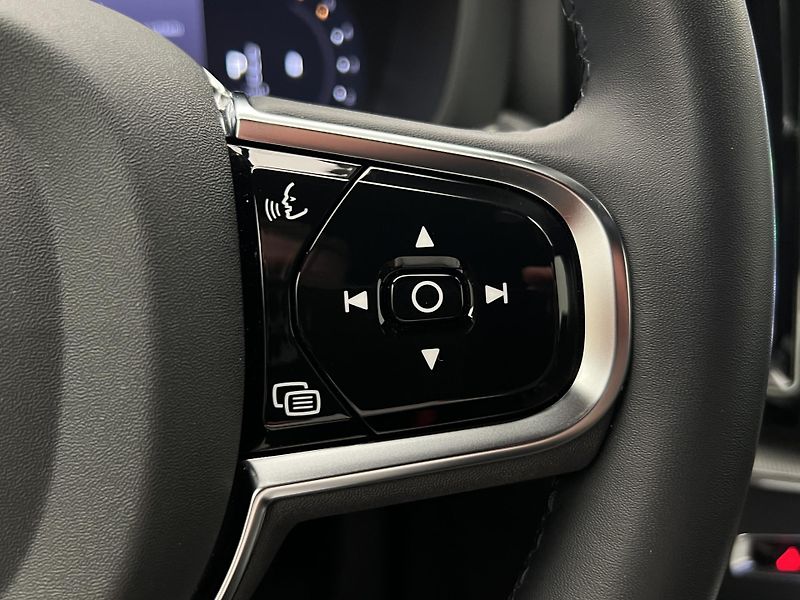 Volvo XC60 B4 AWD DARK PLUS CZ 1. maj. - fotka 26 z 45