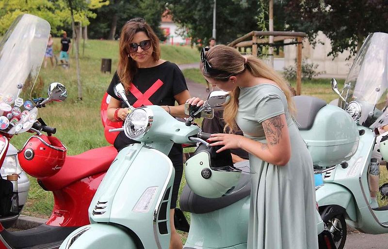 Sraz majitelů italských skútrů Vespa s názvem Vesparáda se v Lovosicích uskutečnil již popáté. Na snímku právě konvoj vyráží na spanilou jízdu.