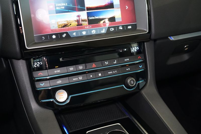 Jaguar F-Pace 30d AWD, PRESTIGE, Panorama - fotka 39 z 49
