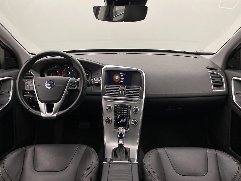 Volvo XC60 D4 AWD SUMMUM AUT  - fotka 2 z 42