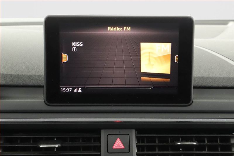 Audi A4 (2018) 2.0 TDI, 4X4, Navi, Bi-Xenony - fotka 13 z 20