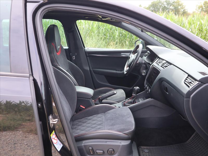 Škoda Octavia 2,0 TDI RS 4x4 DSG Virtual LED - fotka 9 z 26