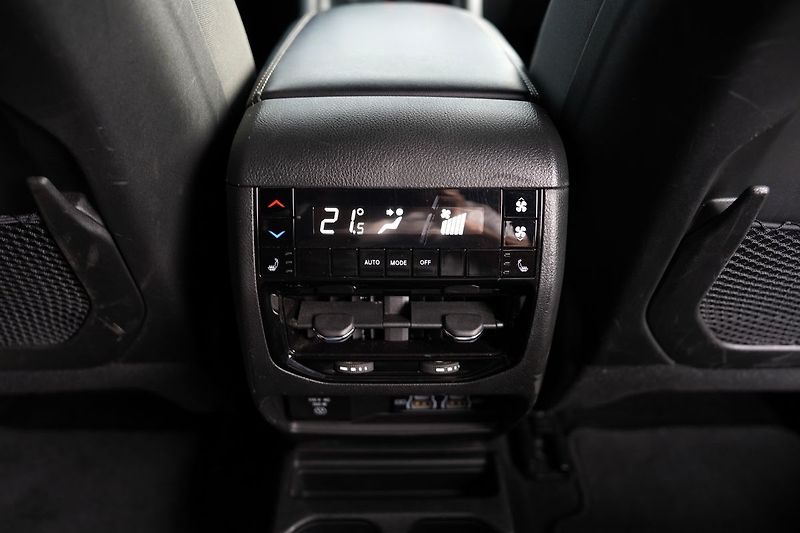Jeep Grand Cherokee 3.6i V6 Long Limited/4x4/300PS - fotka 37 z 48