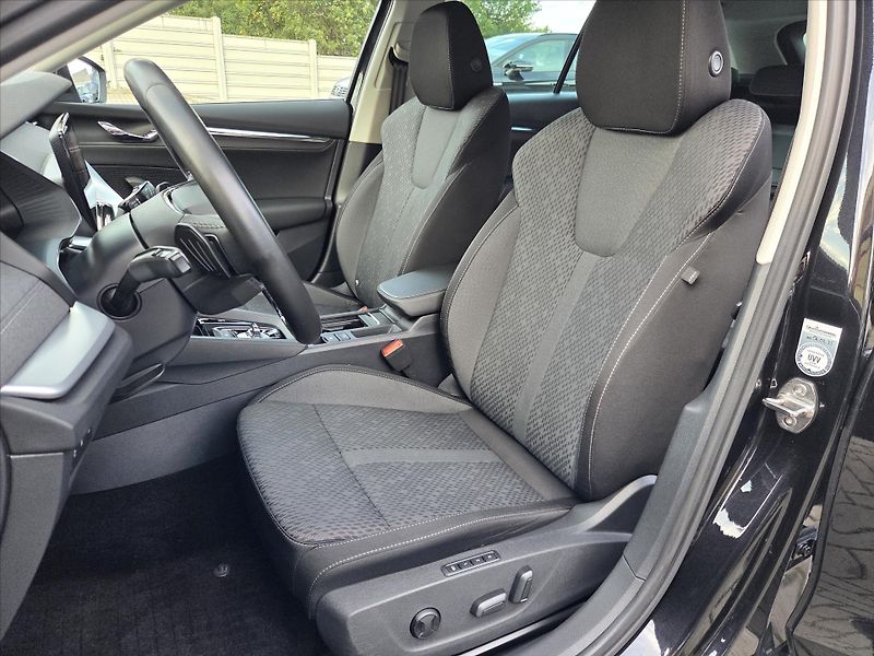 Škoda Octavia 2,0 TDi DSG Style First Editio - fotka 8 z 26