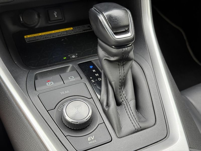 Toyota RAV4 2,5 Selection 4x4, Hybrid - fotka 19 z 22