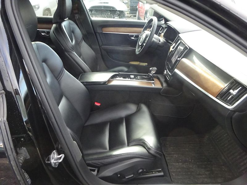 Volvo S90 D4 140kW Inscription ČR - fotka 9 z 25
