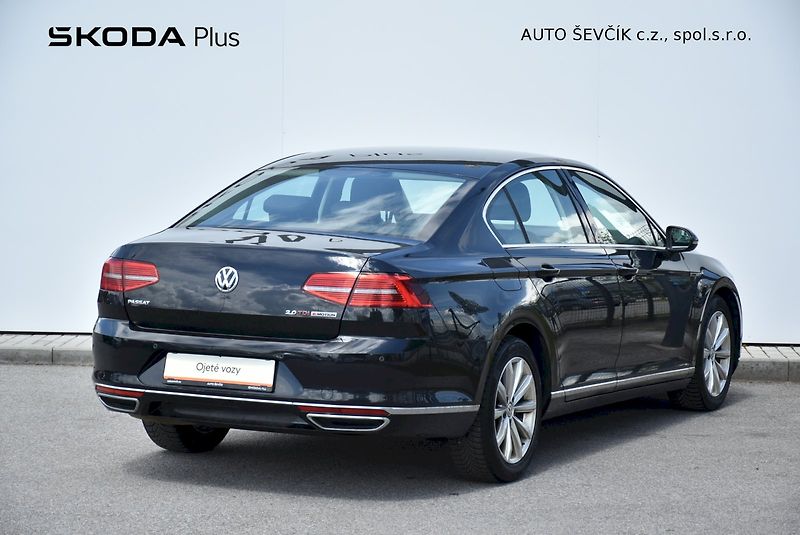 Volkswagen Passat (2017) HIGHLINE 2.0 BiTDI 176kW DSG 4 - fotka 2 z 31