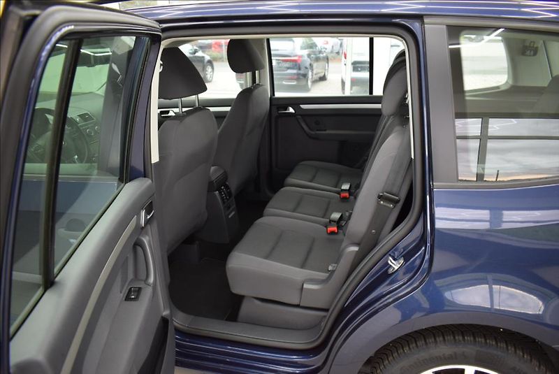 Volkswagen Touran 1,6 TDi, 7-míst,NAVI,1.maj., - fotka 11 z 29