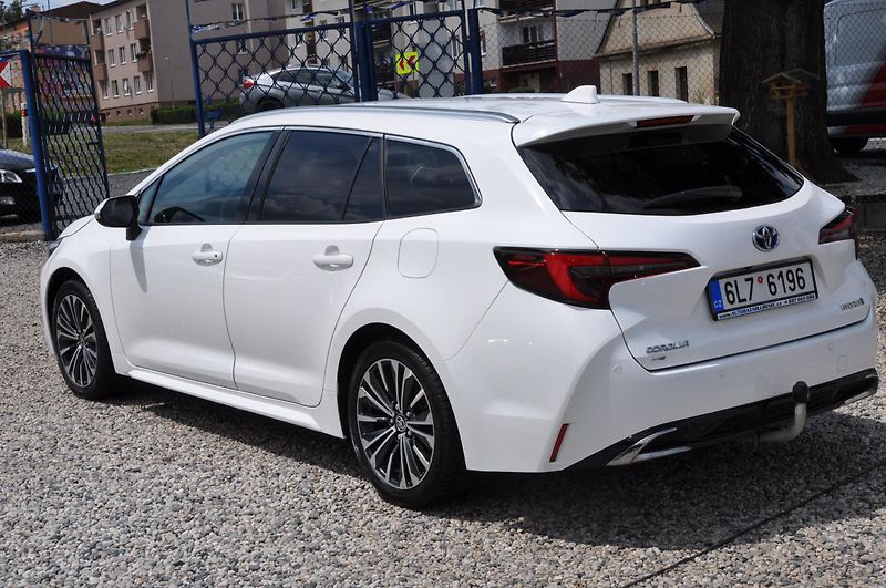 Toyota Corolla 1.8 Hybrid KOMBI - fotka 4 z 21