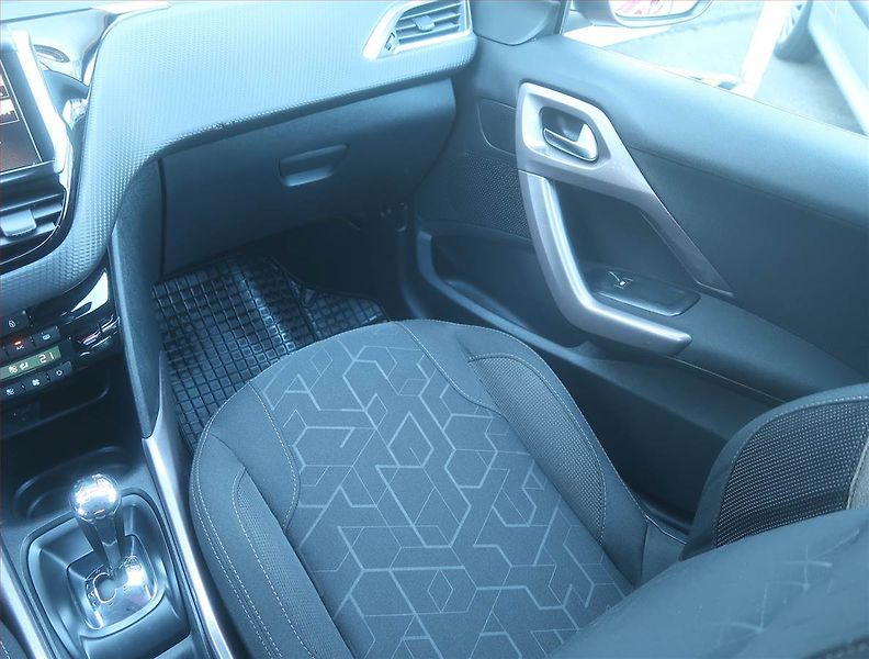 Peugeot 2008 (2016) 1.2 PureTech, Automat - fotka 8 z 16