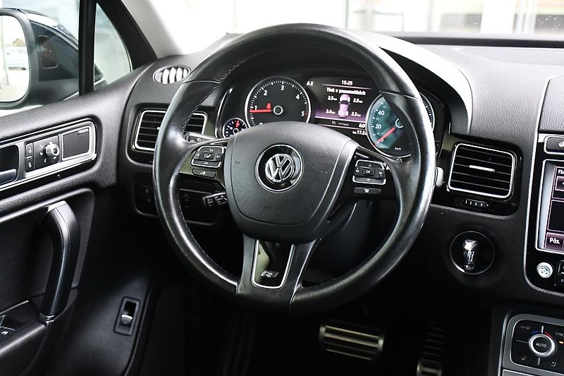 Volkswagen Touareg 3.0TDi V6 4M R-LINE TAŽNÉ ČR - fotka 7 z 44