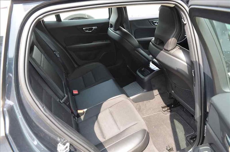 Volvo V60 (2020) 2,0 T6 TWIN ENGINE AWD - fotka 21 z 22