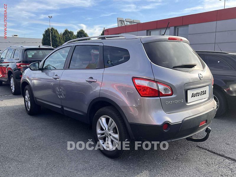 Nissan Qashqai (2012) 2.0i +2, panorama, webasto - fotka 2 z 3