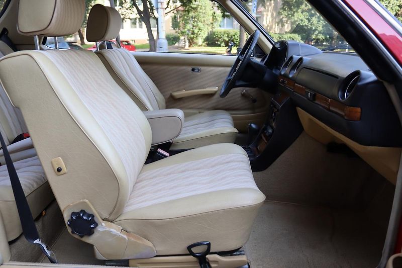 Mercedes-Benz 123 230CE KUPÉ AUTOMAT 100kW - fotka 42 z 48