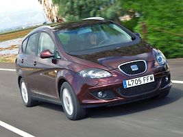 Zepředu žádná změna. Altea XL má typickou tvář současných modelů Seat se stěrači ukrytými do předních sloupků karosérie.