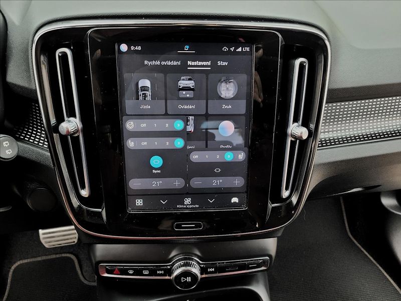 Volvo XC40 0,0 twin plus 300kw 78kWH 4x4 - fotka 31 z 49