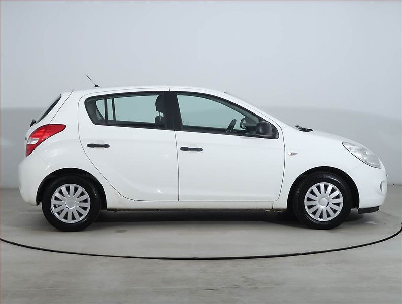 Hyundai i20 (2011) 1.2, po STK, oblíbený vůz - fotka 6 z 16