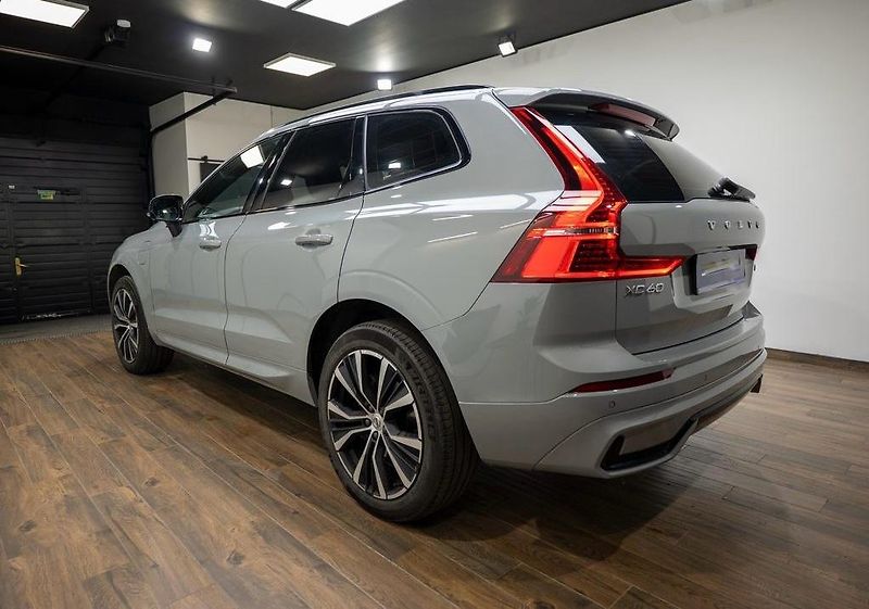 Volvo XC60 (2025) Plug-in hybrid PLUS DARK - fotka 6 z 26