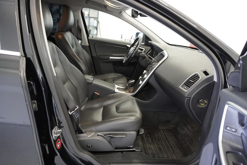 Volvo XC60 (2015) XC60  2,0 D4 AUTOMAT - fotka 26 z 30