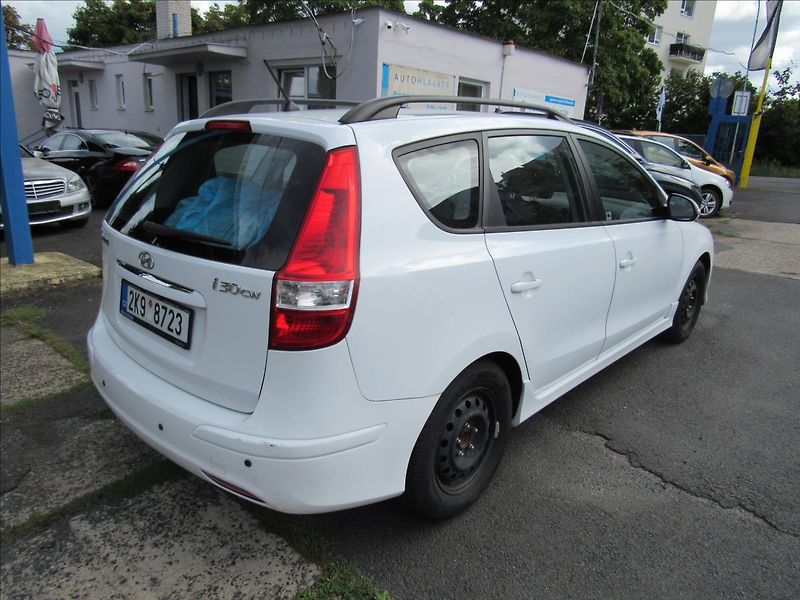 Hyundai i30 1,4 i 80kW Combi - fotka 6 z 27