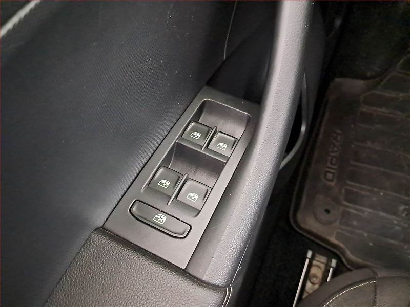 Škoda Rapid (2018) Spaceback 1.0 TSI, Xenony - fotka 14 z 14
