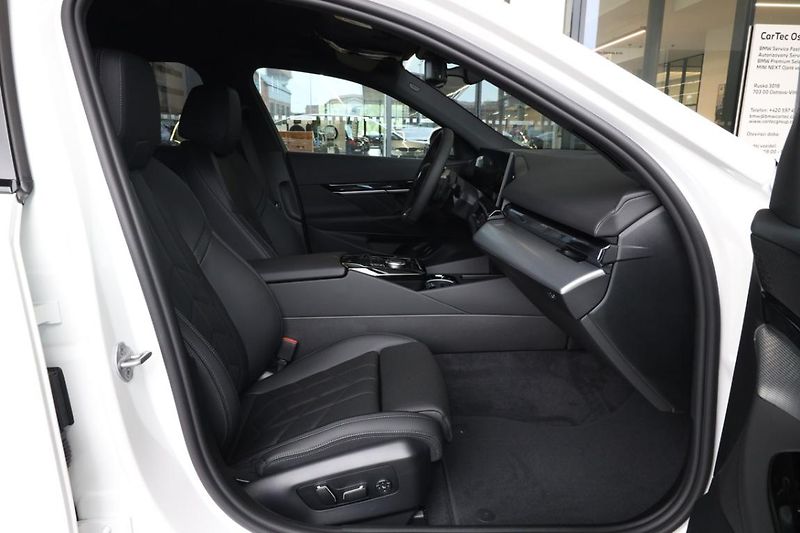 BMW Řada 5 520d xDrive - fotka 13 z 18