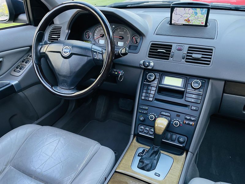 Volvo XC90 2.4D5 136KW 4x4 AUT SERVISKA - fotka 22 z 42