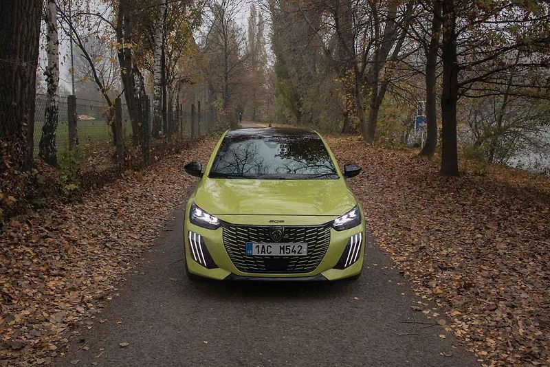 test Peugeot 208 hybrid
