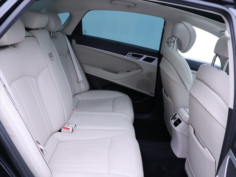 Hyundai Genesis 3,8 V6 232kW Exclusive 4x4 CZ - fotka 13 z 40