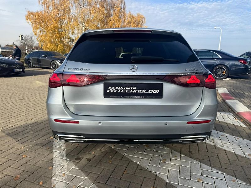 Mercedes-Benz Třídy E (2024) E 300 de 4MATIC kombi - fotka 7 z 23