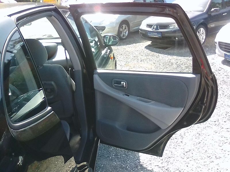 Nissan Almera Tino (2005) 1.8i 16V, kola navíc, závěs - fotka 25 z 32