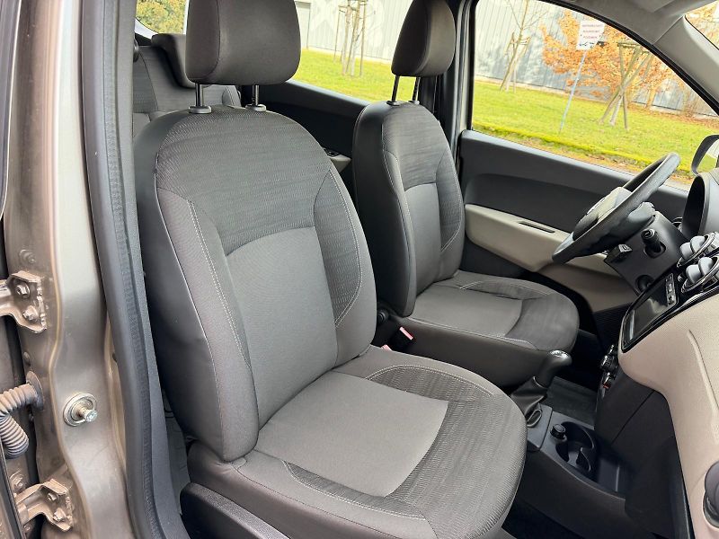 Dacia Lodgy 1,6 i / 7-míst / 1.maj./ ČR /  - fotka 19 z 24