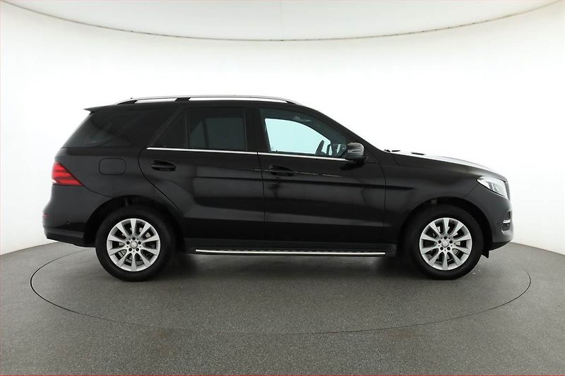 Mercedes-Benz GLE (2016) 350 d, 4X4, Automat - fotka 6 z 19