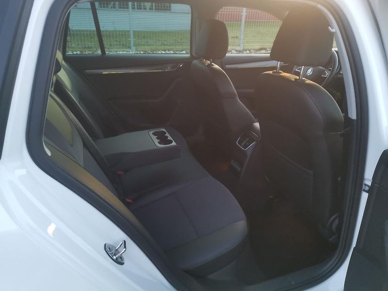 Škoda Octavia 2,0TDI DSG 110kW ACC STYLEPLUS - fotka 35 z 87