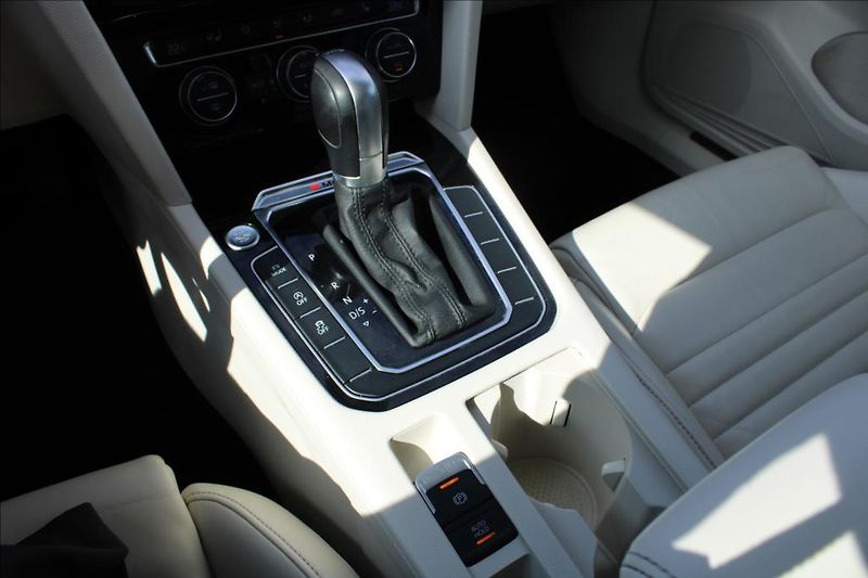 Volkswagen Passat 2,0 TDi  HIGHLINE, 4 x 4, DSG - fotka 25 z 38