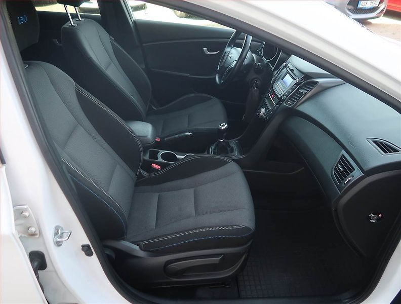 Hyundai i30 (2016) 1.6 GDI, ČR,1.maj, Tempomat - fotka 9 z 13