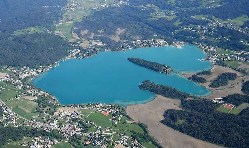 Jezero Faaker See je obklopeno horami.