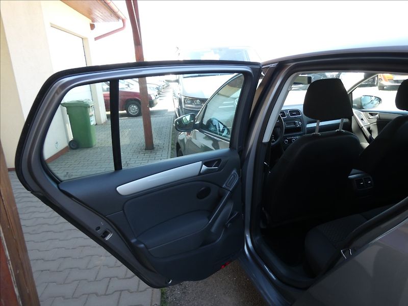 Volkswagen Golf 1,6 MPi 75kW DSG klima - fotka 19 z 40