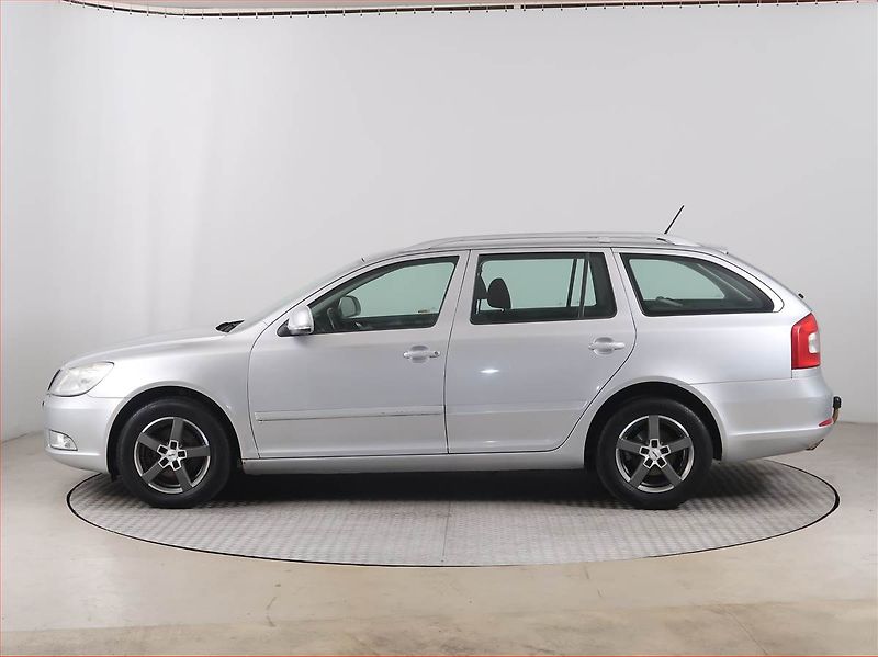 Škoda Octavia (2013) 1.6 TDI, Park. senzory - fotka 3 z 15